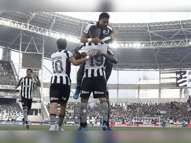 Franclim Carvalho conversa com os jogadores do Botafogo no treino