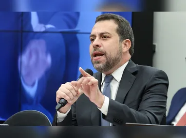 O líder do PT na Câmara, Pedro Uczai, durante entrevista coletiva no Salão Verde da Câmara