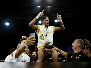 Laécio Nunes, ao centro, na academia Vitória Fighter