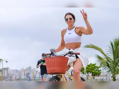 Momento em que os criminosos chegam e atiram contra as vítimas