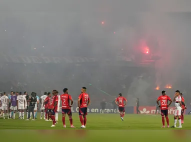 Jogadores de Independiente Medellín e Flamengo durante paralisação na partida