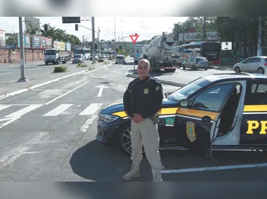 Agente do Detran aplica o teste do bafômetro em motorista: consumo de álcool e drogas provoca acidentes