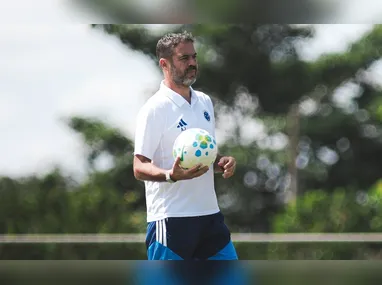 Artur Jorge, técnico do Cruzeiro, terá o desafio de encarar o Boca Juniors nesta terça-feira (28), às 21h30, pela terceira rodada da fase de grupos da Libertadores, no Mineirão, em Belo Horizonte