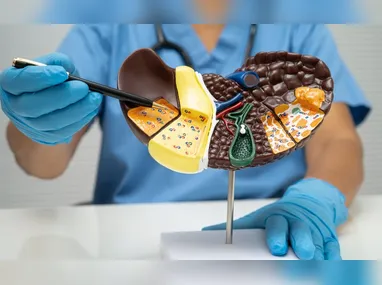 Profissional realizando teste rápido em laboratório