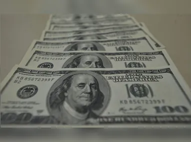 Imagem ilustrativa da imagem Dólar abre em leve alta com novas ameaças de ataques entre EUA e Irã