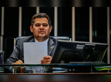 Bolsonaro cumpre prisão domiciliar por razões de saúde