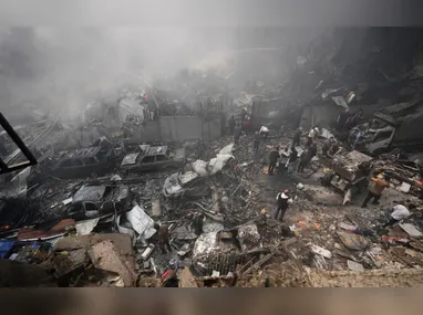 Os feridos são quatro funcionárias do tribunal, com escoriações leves, e um funcionário da agência, alvejado na perna e fora de perigo