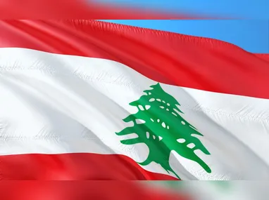 Bombeiros, equipes de resgate e moradores circulam em meio aos destroços após um ataque aéreo israelense no centro de Beirute, no Líbano, no início deste mês