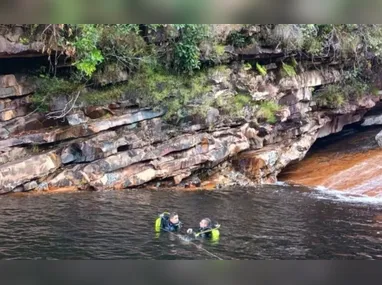 Imagem ilustrativa da imagem Homem morre afogado após salvar esposa em cachoeira em MG