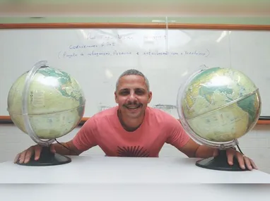 Alunos usando tecnologia em aula