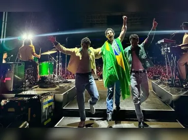 Imagem ilustrativa da imagem Jonas Brothers surgem com a bandeira do Brasil e brincam sobre Copa: "O hexa vem"