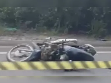 Motociclista colidiu contra a traseira do veículo que estava parado na via