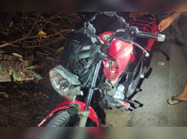 Mulher se aproximou do veículo no momento em que o homem ateia fogo na moto e foi atingida pelas chamas
