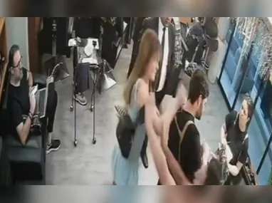 Imagem ilustrativa da imagem Mulher esfaqueia cabeleireiro por insatisfação com corte de cabelo em SP