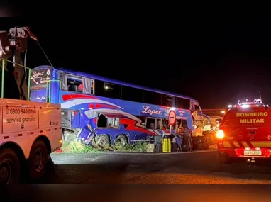 Imagem ilustrativa da imagem Ônibus bate em traseira de carreta e deixa dois mortos e 33 feridos em Minas Gerais