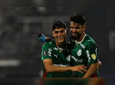 Gustavo Scarpa conduz a bola durante partida contra o Juventud