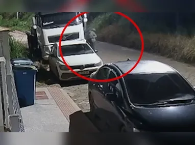Imagem do momento em que os policiais realizavam a operação