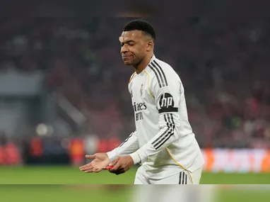 Atacante Hulk durante treinamento no CT do Galo