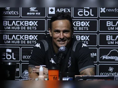 Gustavo Scarpa conduz a bola durante partida contra o Juventud