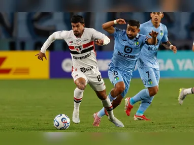 Jogadores do Mirassol comemoram gol do zagueiro Lucas Oliveira