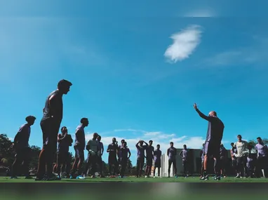 Jogadores do Aston Villa comemoram o título da Liga Europa após a vitória por 3 a 0 diante do Freiburg na final, realizada no Estádio do Besiktas, em Istambul, na Turquia, nesta quarta-feira, 20 de maio de 2026