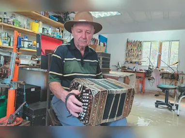 Imagem ilustrativa da imagem Seu Angelino: o último fabricante de concertinas em atividade no Espírito Santo