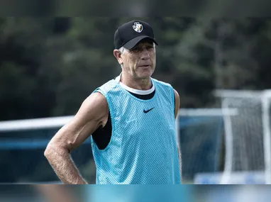 Jogadores do Fluminense treinam para o jogo de hoje fora de casa