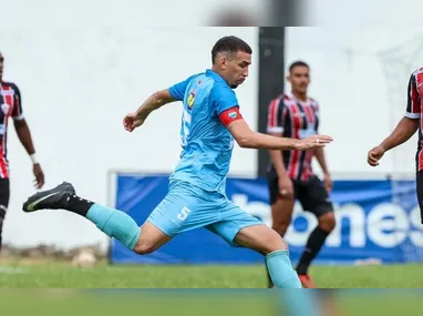 Atacante Hulk durante treinamento no CT do Galo