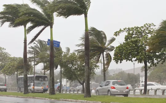Imagem ilustrativa da imagem Alerta para ventos fortes e chuva no Espírito Santo