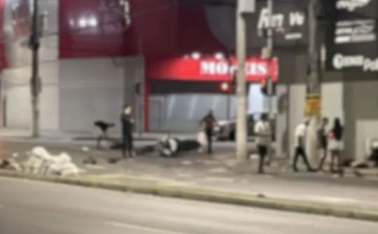 Imagem ilustrativa da imagem Garupa morre e piloto fica em estado grave após moto bater em muro na Serra