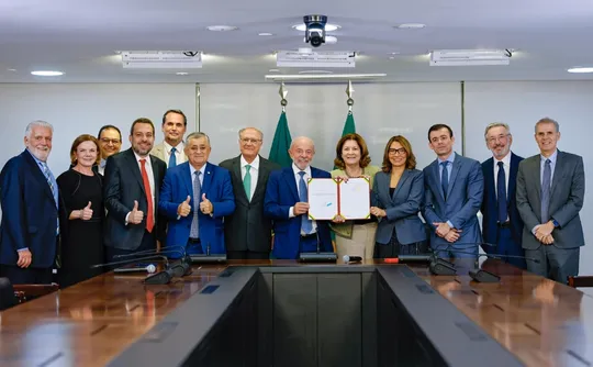 Imagem ilustrativa da imagem Lula assina MP que zera imposto federal da 'taxa das blusinhas'