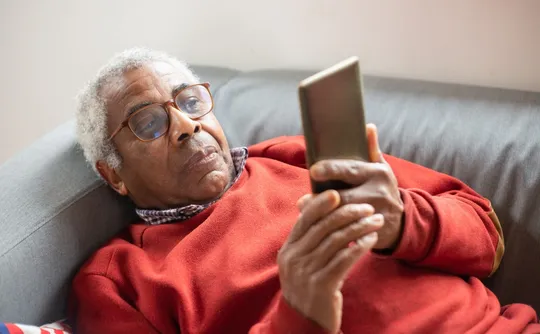 Imagem ilustrativa da imagem Médicos fazem alerta para uso excessivo de celular por idosos