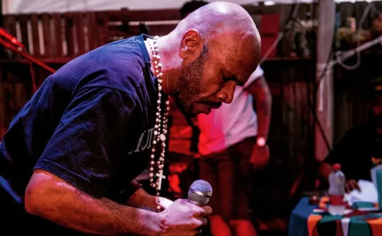 Imagem ilustrativa da imagem Músico e escritor Emmanuel 7Linhas é morto a tiros em Vila Velha