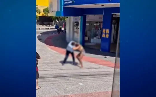 Imagem ilustrativa da imagem VÍDEO I Motorista do Transcol é flagrado agredindo travesti na Reta da Penha