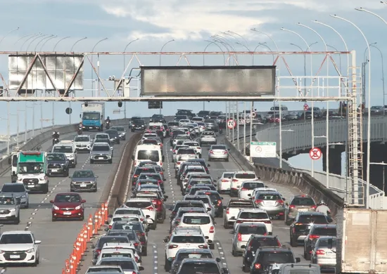 Imagem ilustrativa da imagem 84 motoristas multados por usar faixa de motos e ônibus na Terceira Ponte