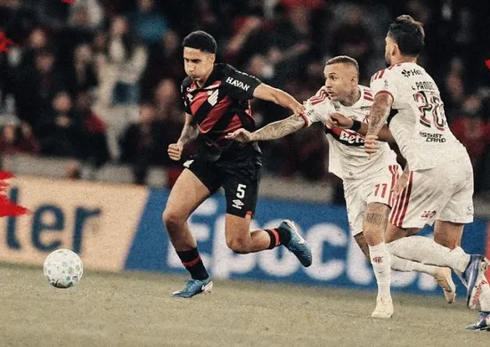 Imagem ilustrativa da imagem Athletico-PR e Flamengo empatam sob olhares de Ancelotti em sete selecionáveis