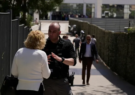 Imagem ilustrativa da imagem Atirador de 89 anos fere 5 pessoas em dois ataques no centro de Atenas
