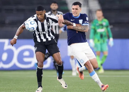 Imagem ilustrativa da imagem Botafogo vence o Racing em noite de gol contra e frango na Sul-Americana