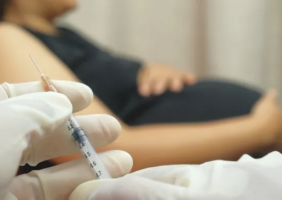 Imagem ilustrativa da imagem Brasil vacina mais de 1 milhão de gestantes contra VSR em bebês