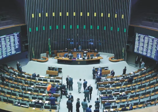 Imagem ilustrativa da imagem Câmara analisa projeto que suspende carteira de motorista por até 10 anos