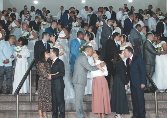 Imagem ilustrativa da imagem Chance de nova história após casamento coletivo