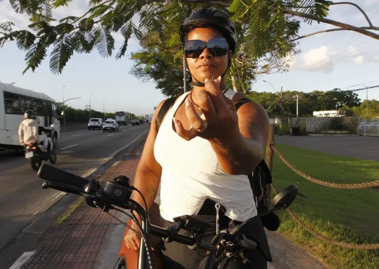 Imagem ilustrativa da imagem Ciclista é ferida após tachinha furar pneu: "Machuquei minha mão e a costela"