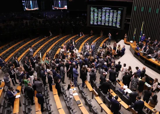 Imagem ilustrativa da imagem Congresso derruba veto de Lula e reduz penas para condenados por tentativa de golpe