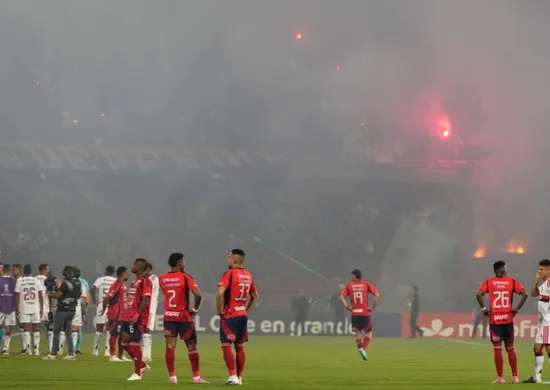 Imagem ilustrativa da imagem Conmebol cancela Medellín x Flamengo após tumulto e tentativas de invasões