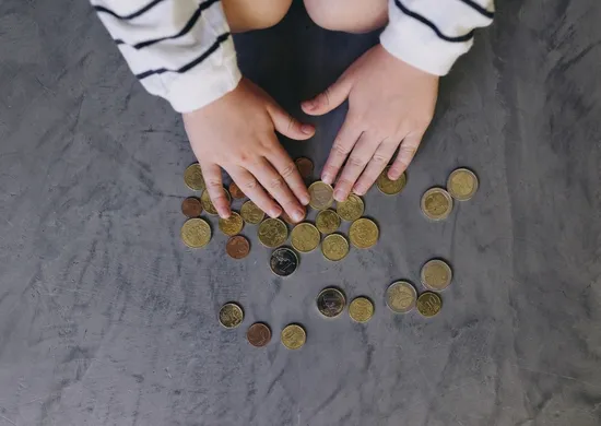 Imagem ilustrativa da imagem Crianças aprendem mais sobre dinheiro com mesada sem obrigações, diz pesquisa