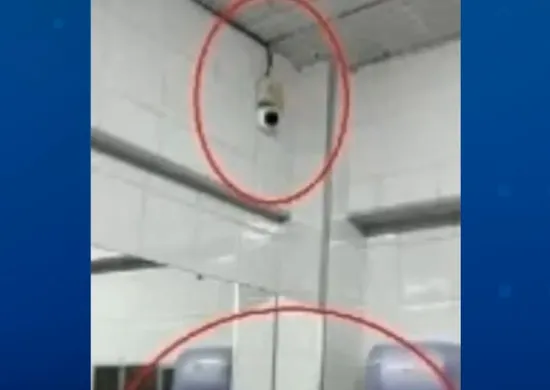 Imagem ilustrativa da imagem Diretora de escola do ES é afastada após câmeras serem instaladas em banheiros