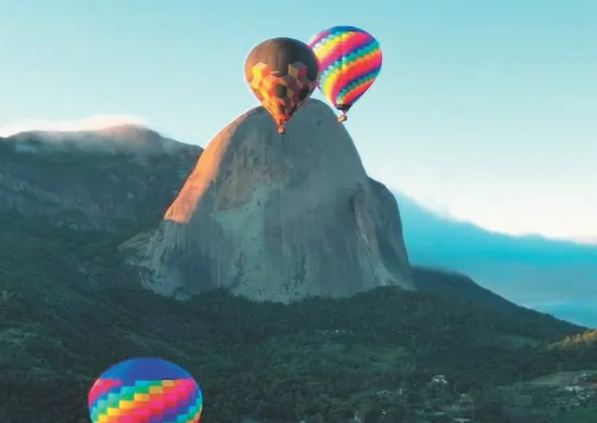 Imagem ilustrativa da imagem Espetáculo com cinco balões no céu de Pedra Azul