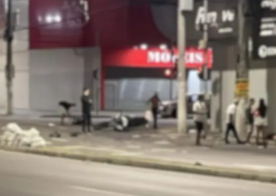 Imagem ilustrativa da imagem Garupa morre e piloto fica em estado grave após moto bater em muro na Serra