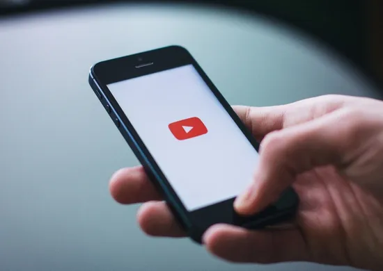 Imagem ilustrativa da imagem Governo Lula eleva classificação indicativa do YouTube para 16 anos