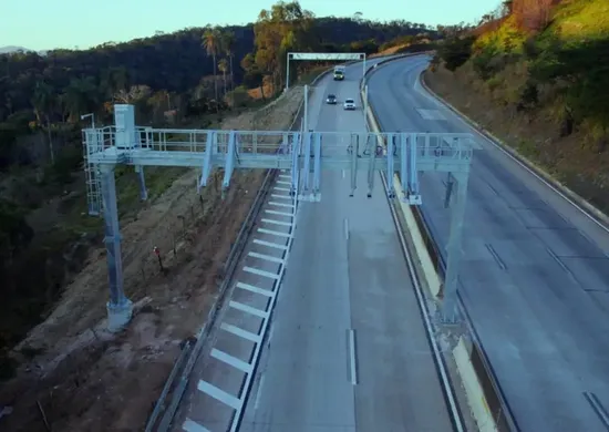 Imagem ilustrativa da imagem Governo suspende 3,4 milhões de multas de pedágios 'free flow'